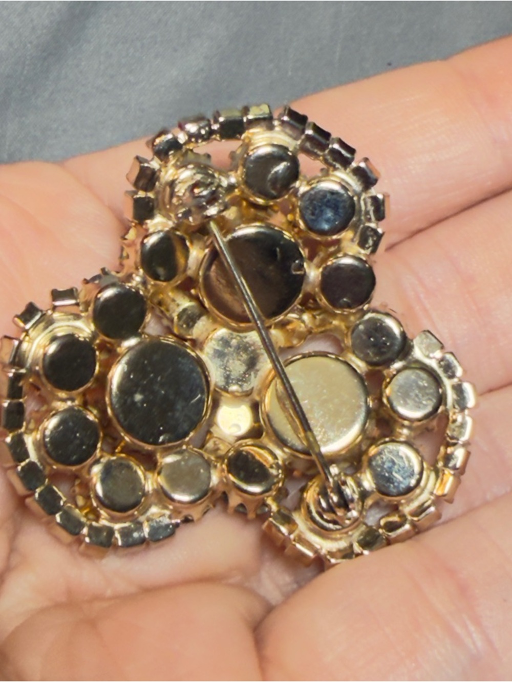 Vintage Purple Rhinestone Cluster Brooch Round Floral Gold Tone Pin - Picture 4 of 8
